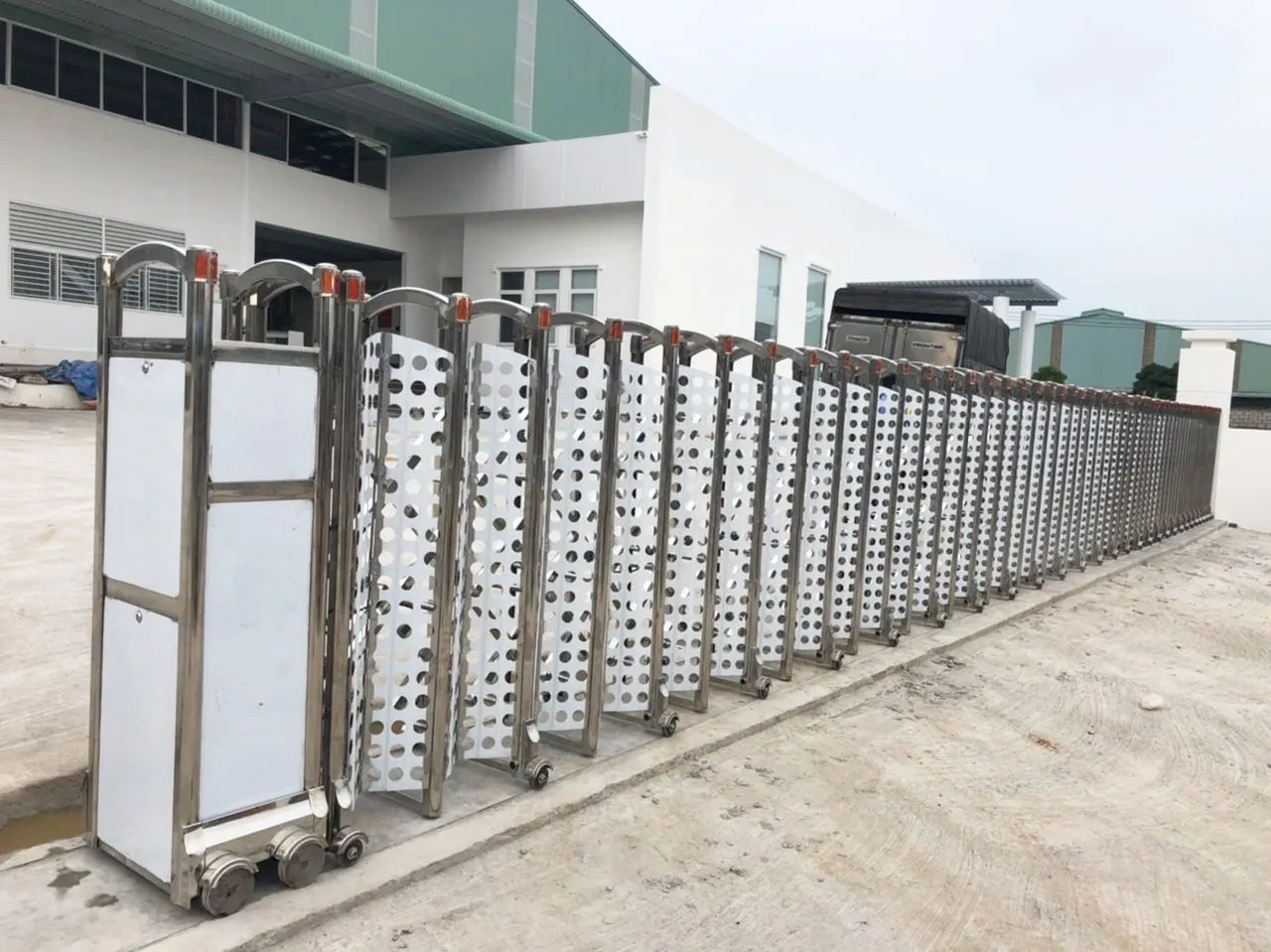 Cổng xếp inox nhà xưởng do Pro-Metal thi công tại TP.HCM