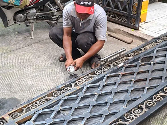 Hàn, ráp khung cửa cổng sắt tại xưởng