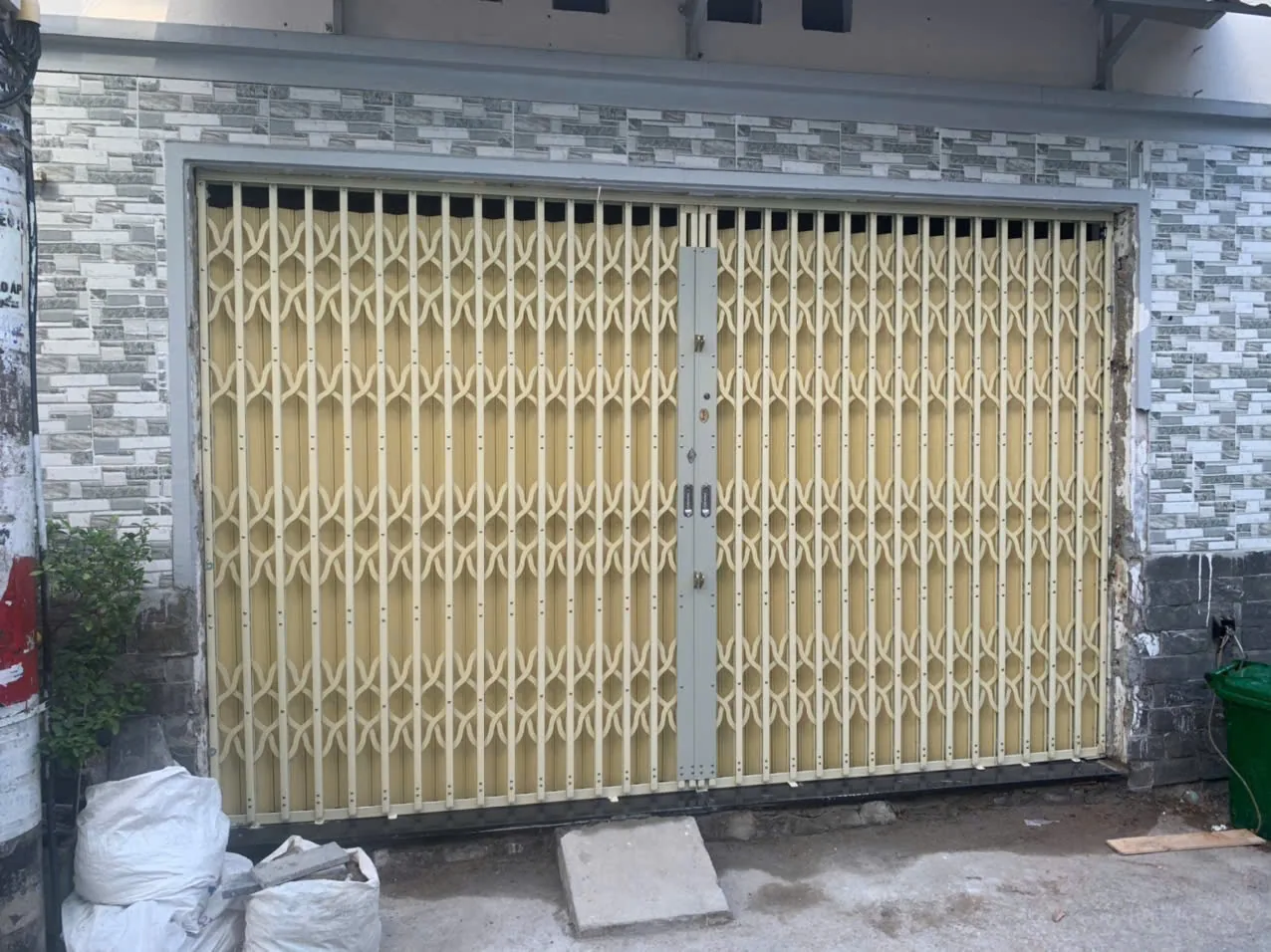 Cửa kéo Đài Loan màu vàng hoàn thiện cho nhà phố