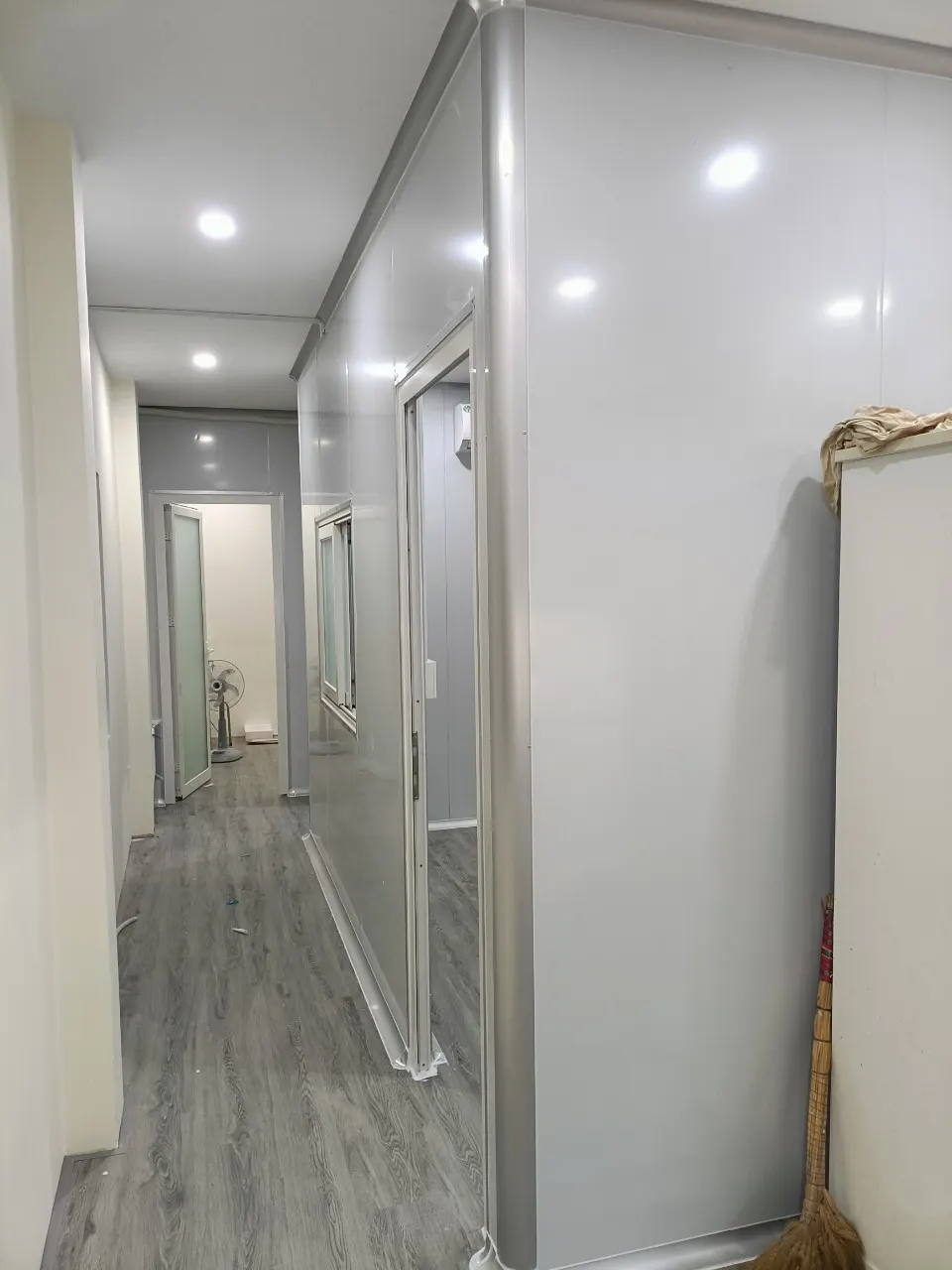 Vách ngăn panel hoàn thiện trong không gian bên trong