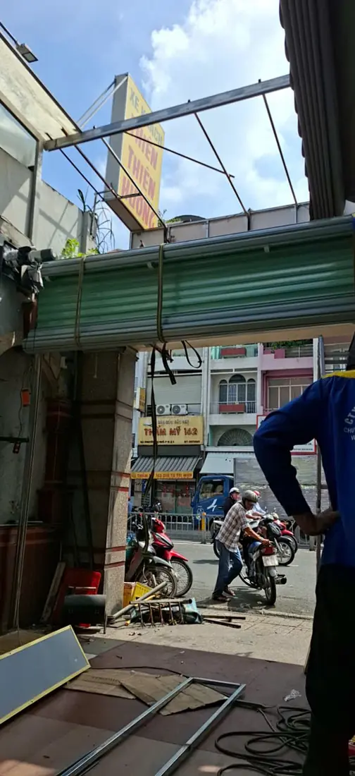 Sửa cửa sắt mặt tiền cửa hàng
