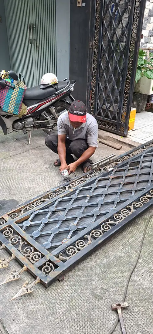 Sửa khung cửa sắt bị xệ, cạ nền