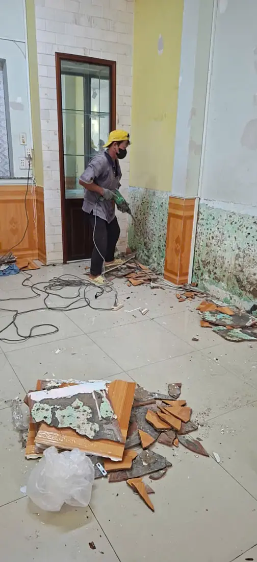 Tháo gỡ cửa sắt cũ hư hỏng để thay mới