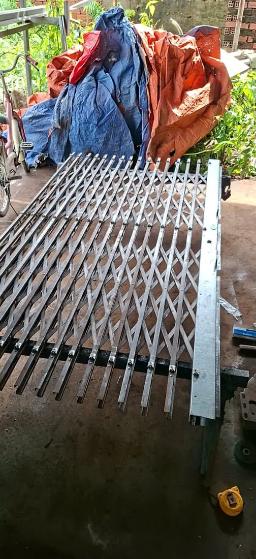 Thay bánh xe cửa kéo sắt bị mòn