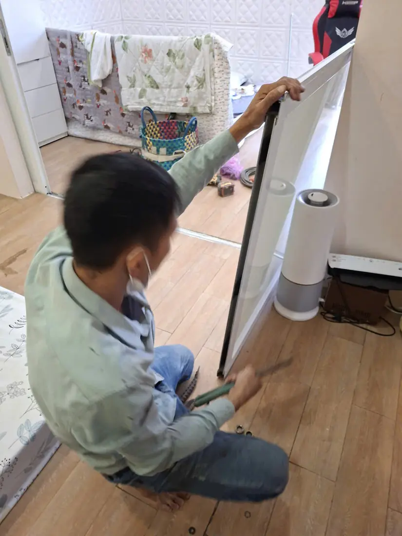Thợ căn chỉnh cánh cửa sắt bị xệ