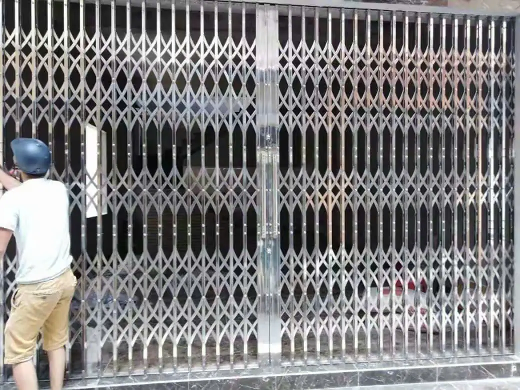 Thợ Pro-Metal thi công cửa sắt tại công trình